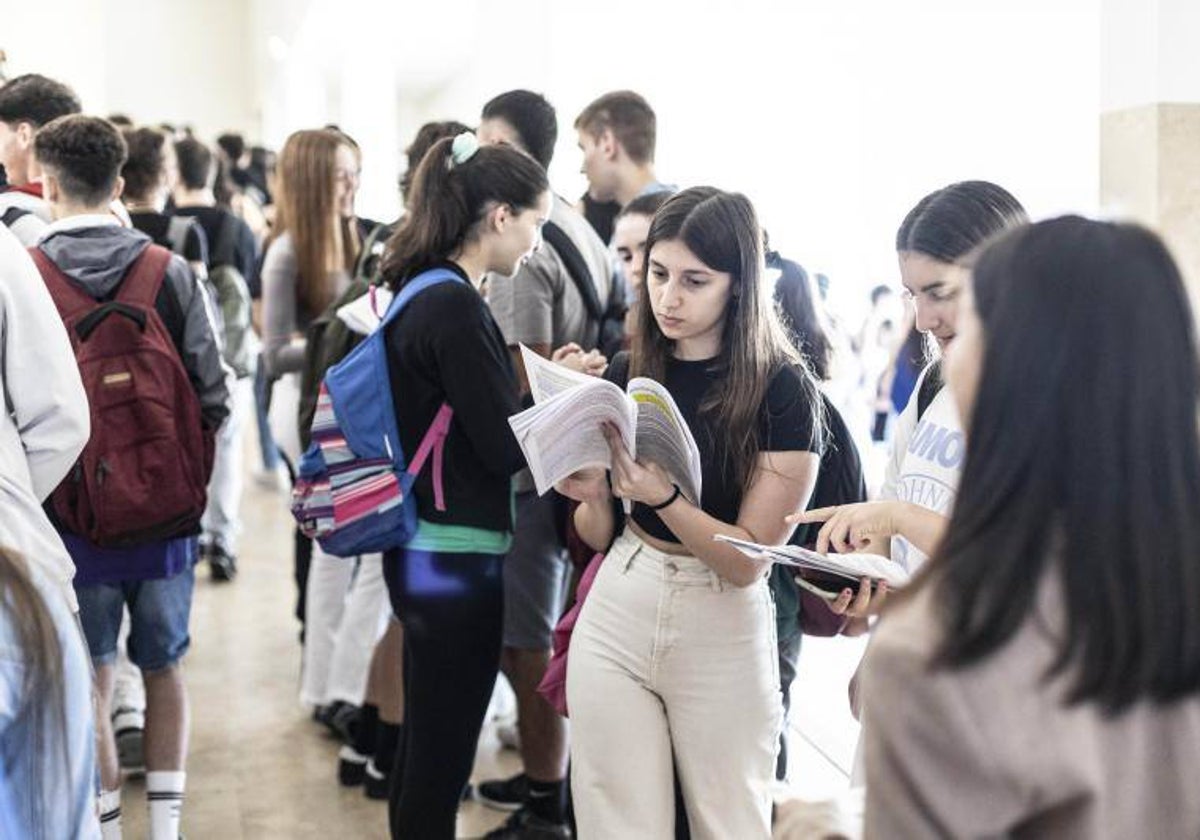 Alumnos gallegos antes de un examen de Selectividad, en una foto de archivo