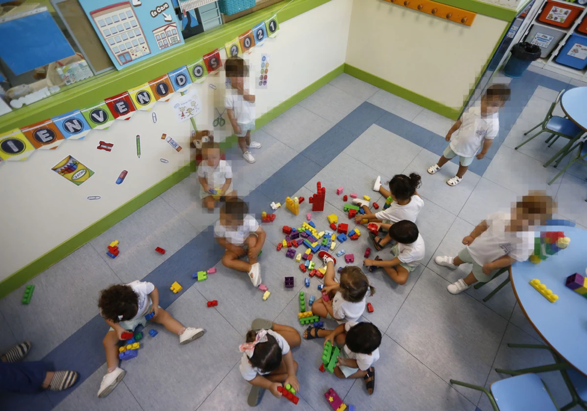 Un grupo de niños juega en su aula de una escuela infantil de Córdoba