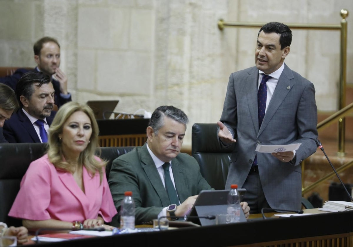 El presidente andaluz, Juanma Moreno, en el Parlamento