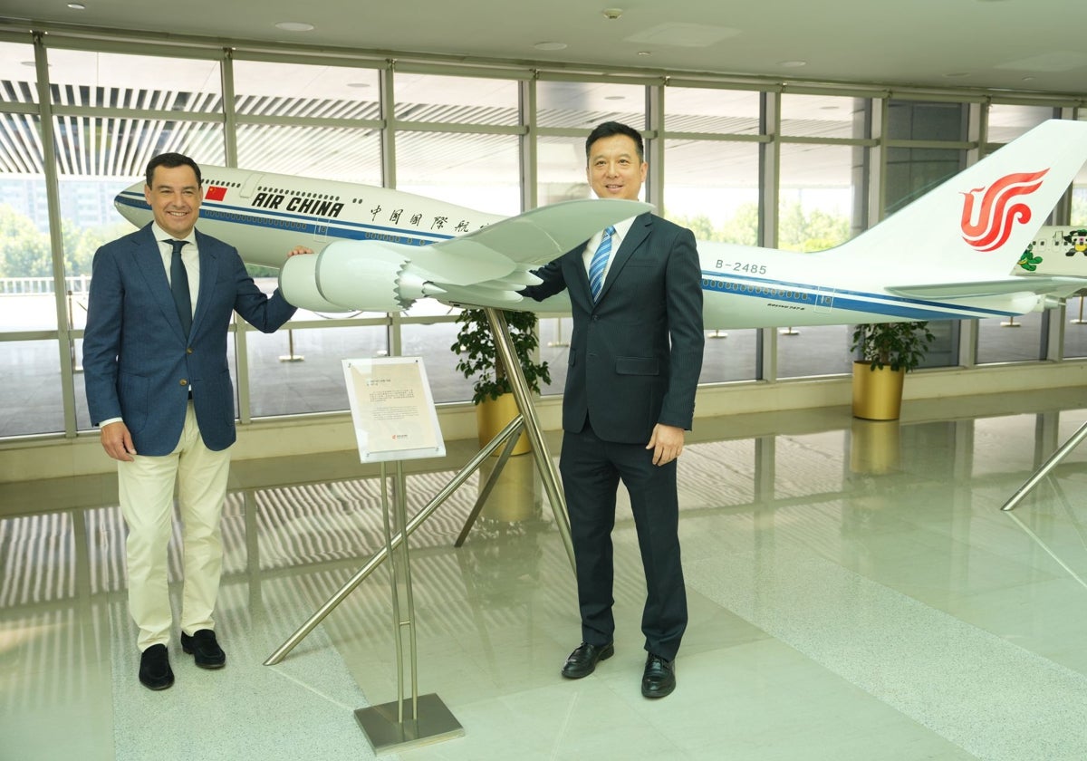 Juanma Moreno, durante su visita a las oficinas de Air China en Pekín