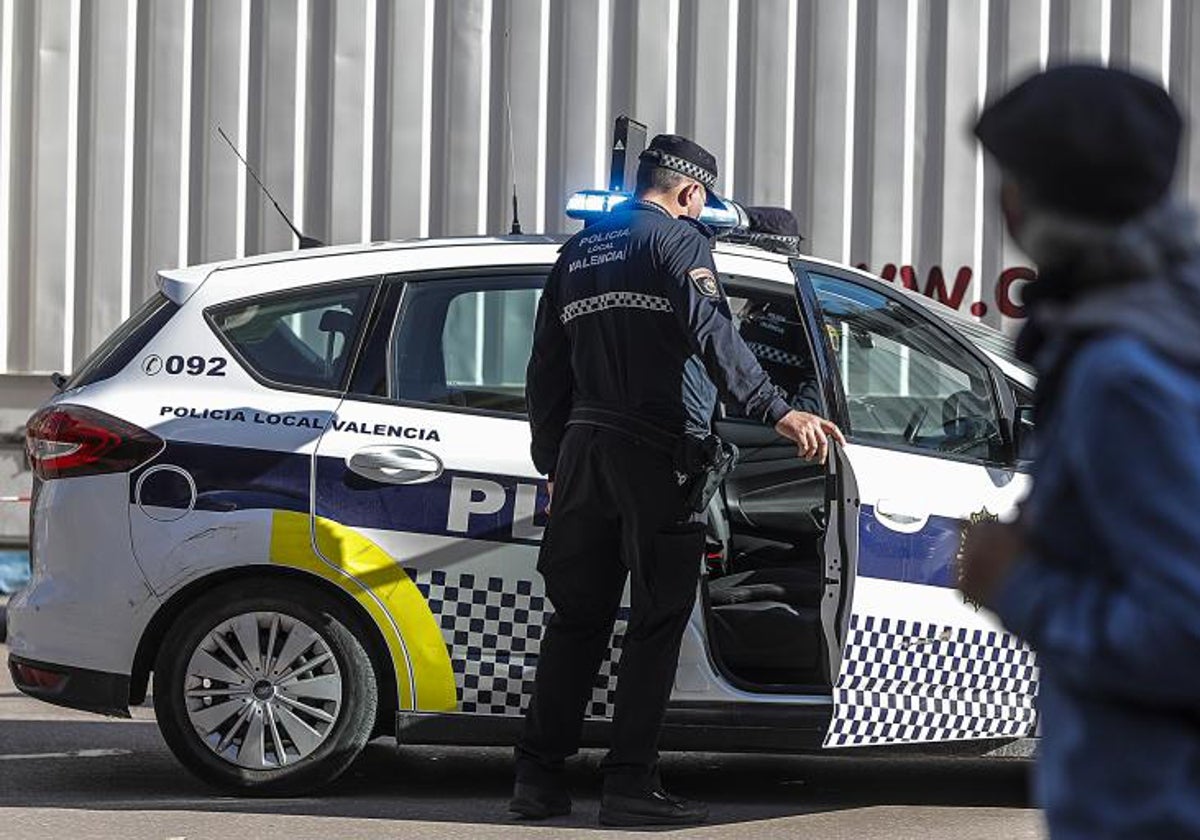 Imagen de archivo de un policía local de Valencia