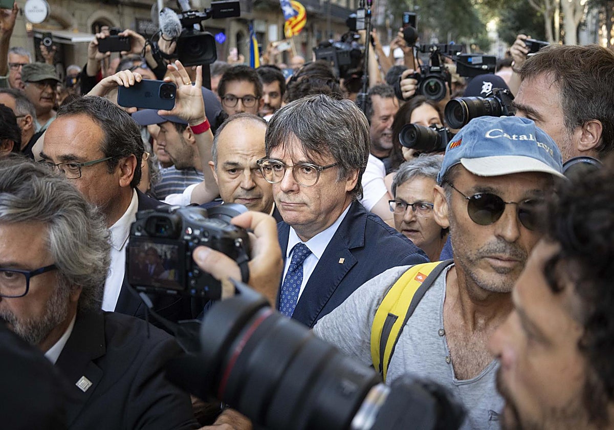 Carles Puigdemont antes de fugarse de nuevo durante la investidura de Salvador Illa en Barcelona