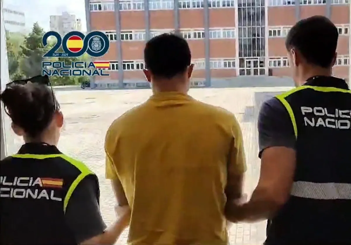 Agentes de la Policía Nacional junto al fugitivo detenido en Madrid