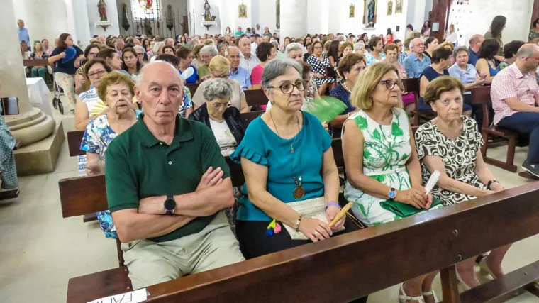 Los fieles abarrotaron la iglesia desde media hora antes de la eucaristía