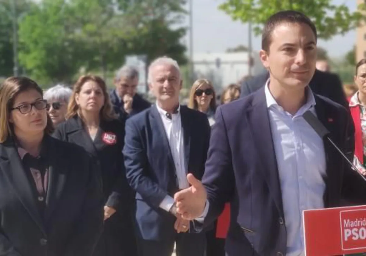 Juan Lobato, con Noelia Posse a la izquierda, en un acto político de 2022