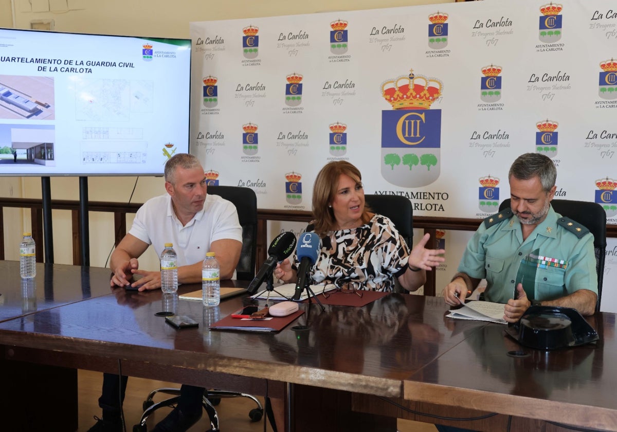 Ana López, Antonio Granados y Emilio Muñoz en el acto de presentación del cuartel de la Guardia Civil en la Carlota