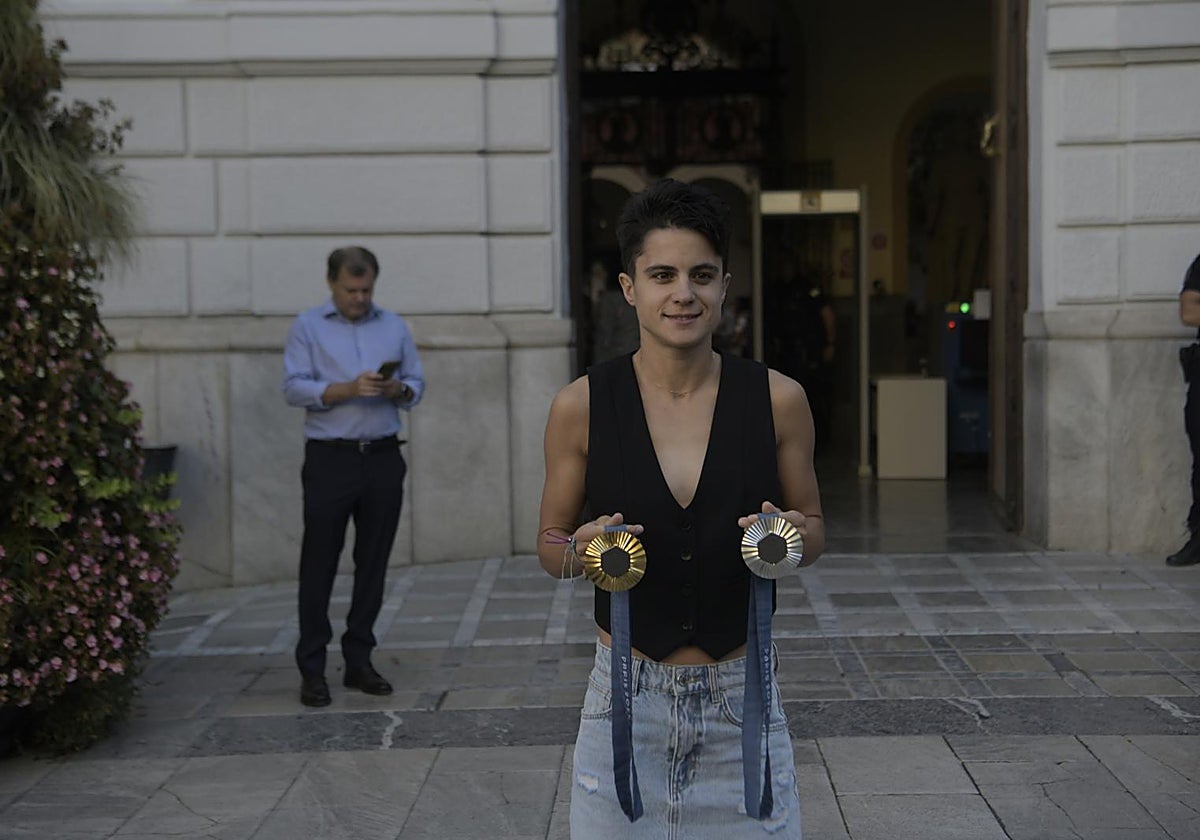 María Pérez posa con las dos medallas conquistadas en París en la puerta del Ayuntamiento de Granada