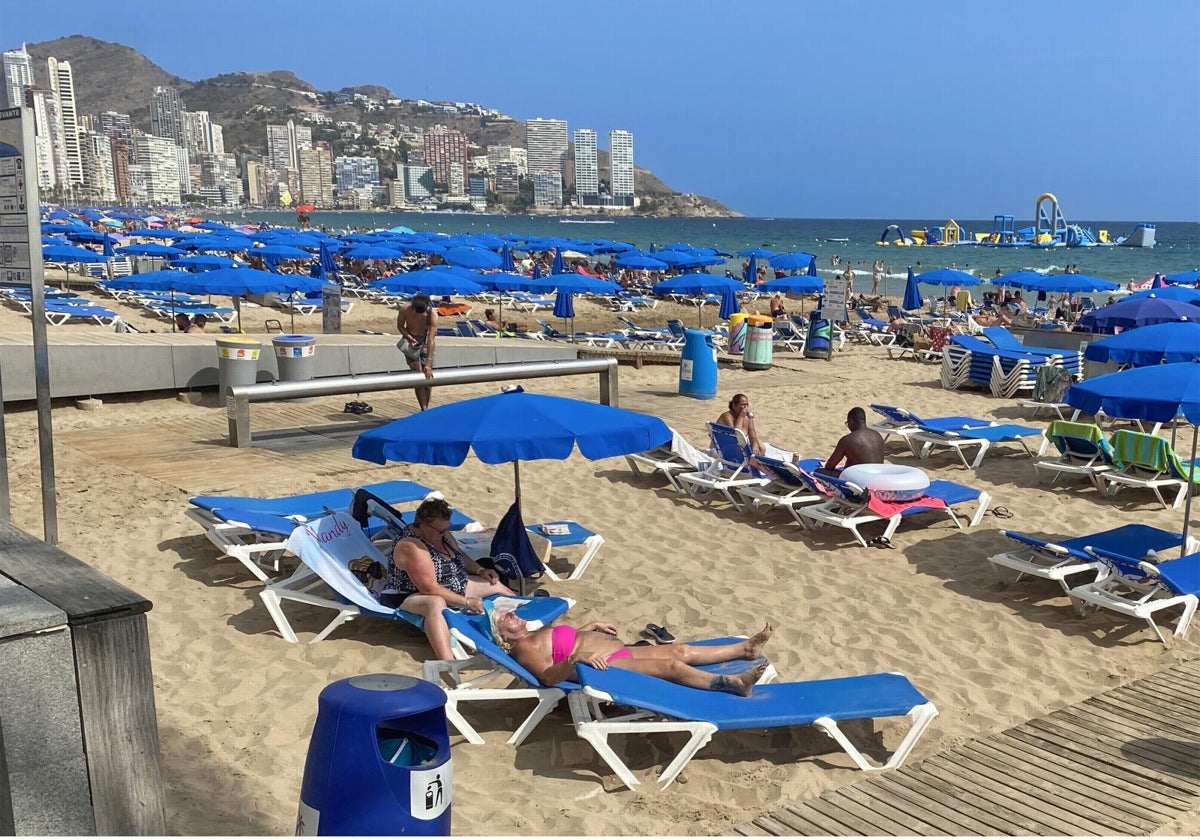 Turistas en la playa en Benidorm, el pasado domingo