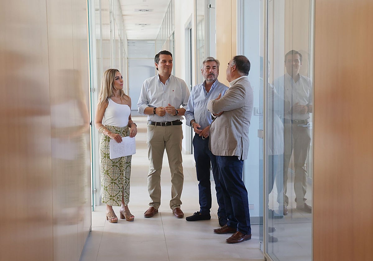 José María Bellido, entre Narci Ruiz y Miguel Ángel Torrico