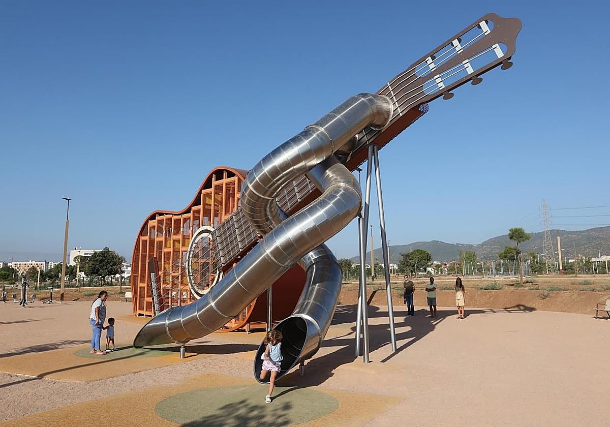 Guitarra gigante del parque del Flamenco