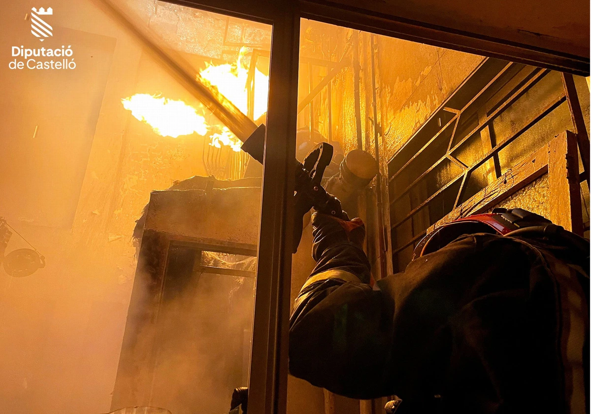 Un bombero trabaja en la extinción del fuego en el incendio en Villarreal (Castellón), este miércoles