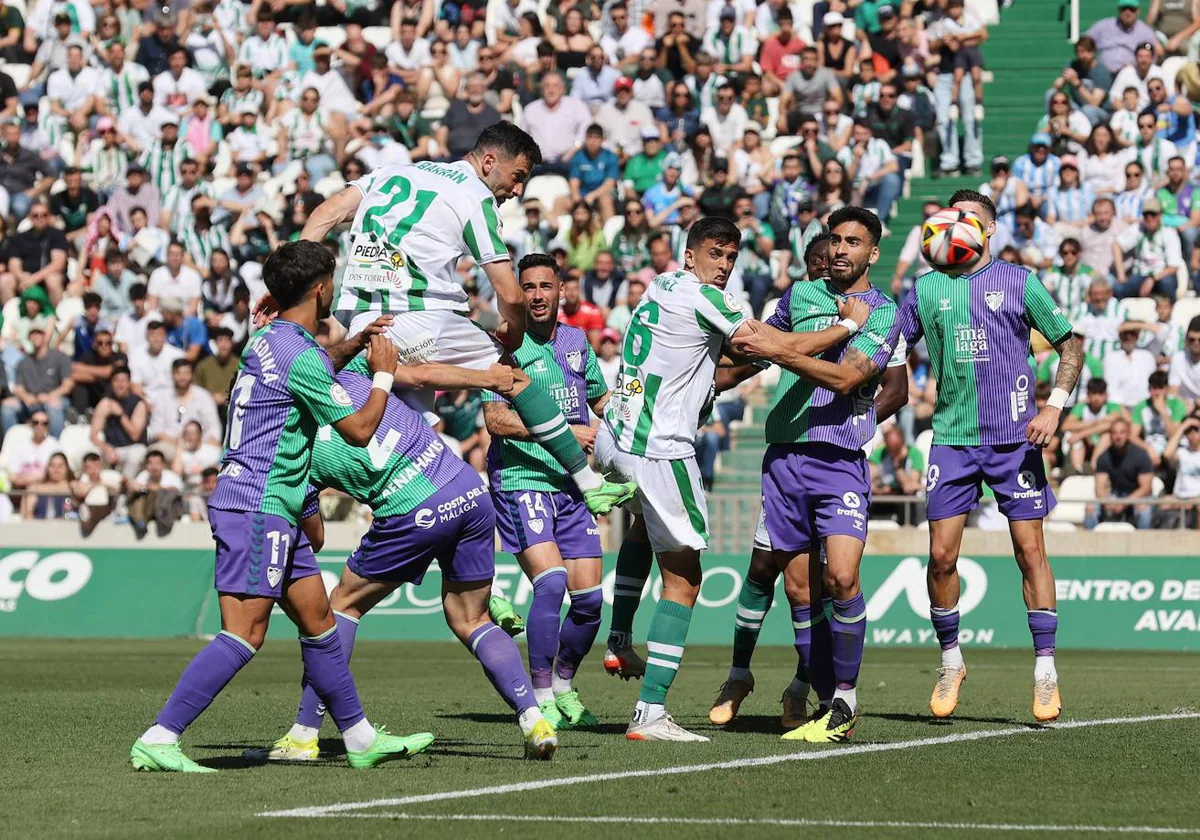 Albarrán remata de cabeza en el último partido del Córdoba ante el Málaga