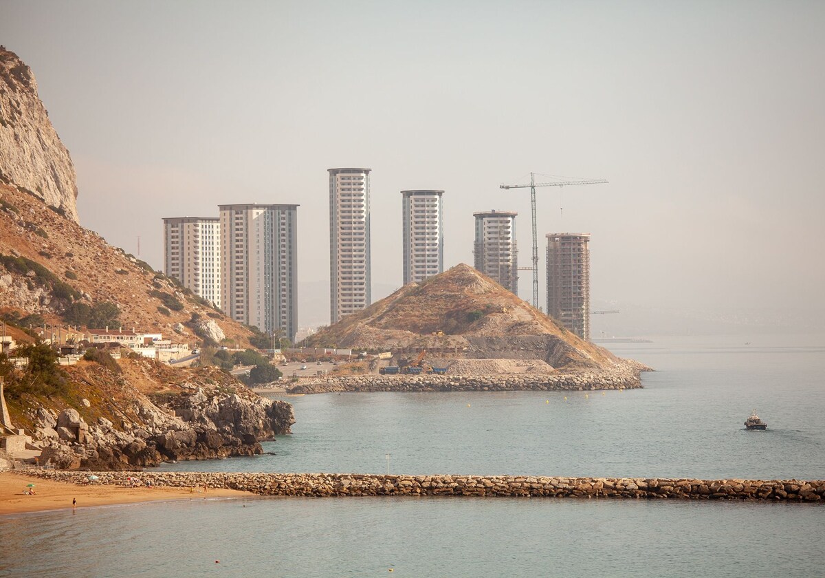 Panorámica de las obras que está realizando Gibraltar en terreno ganado al mar