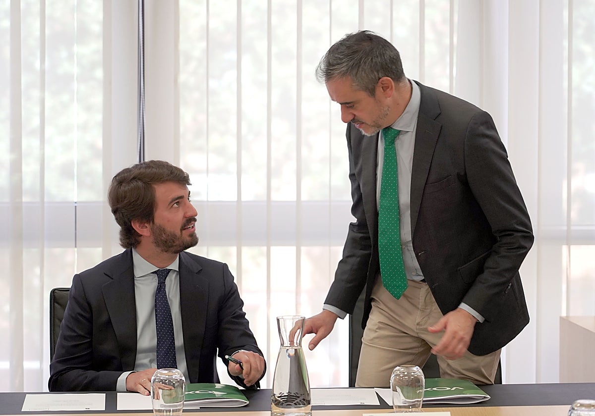 El portavoz de Vox en las Cortes, Juan García-Gallardo, y el secretario del grupo, David Hierro
