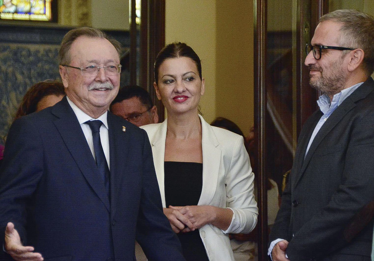 La ministra de Infancia y Juventud, Sira Rego, junto al presidente de Ceuta, Juan Jesús Vivas