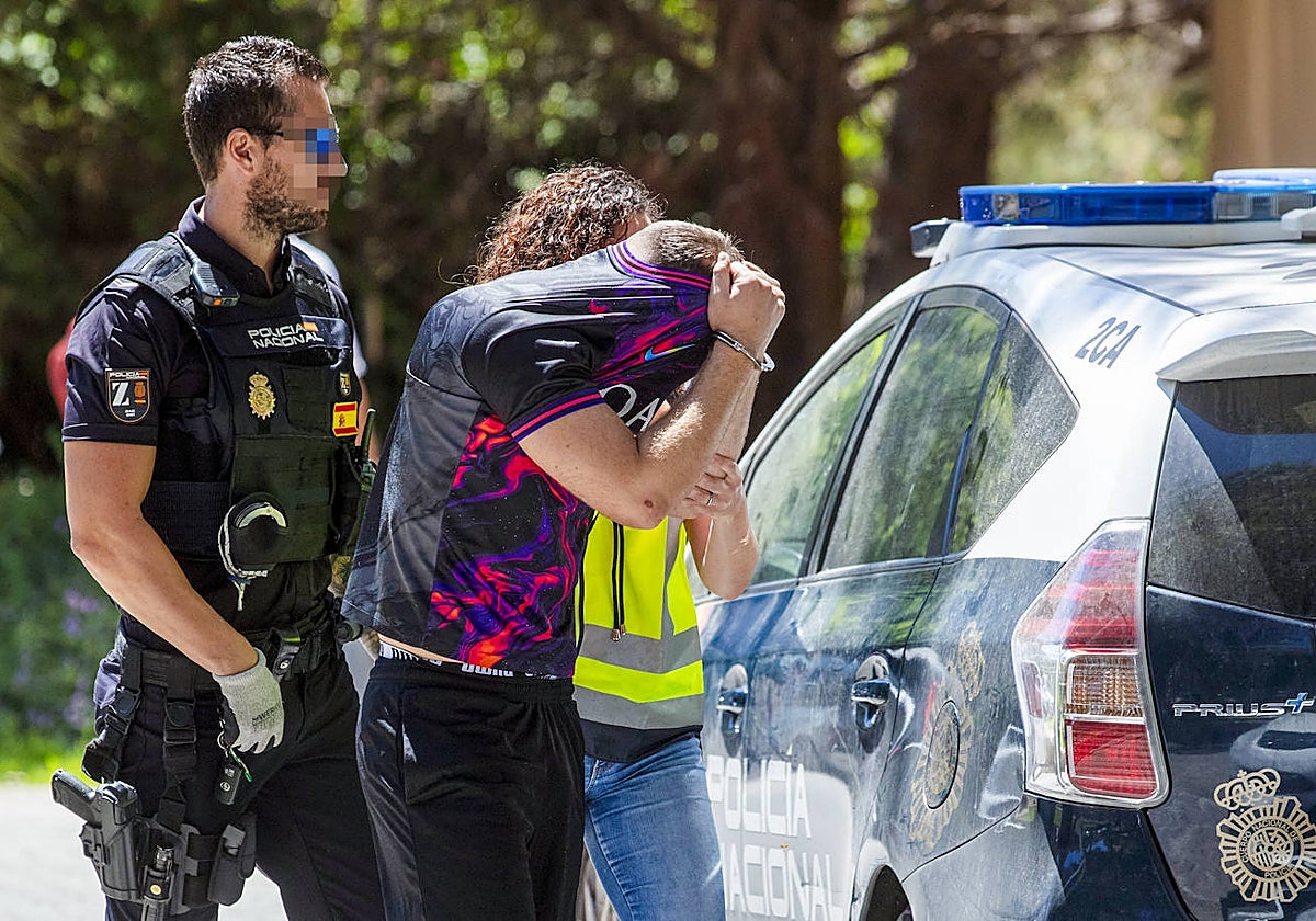 Agentes de Policía se llevan detenido a un hombre acusado de agresión sexual, el verano pasado, en Mallorca