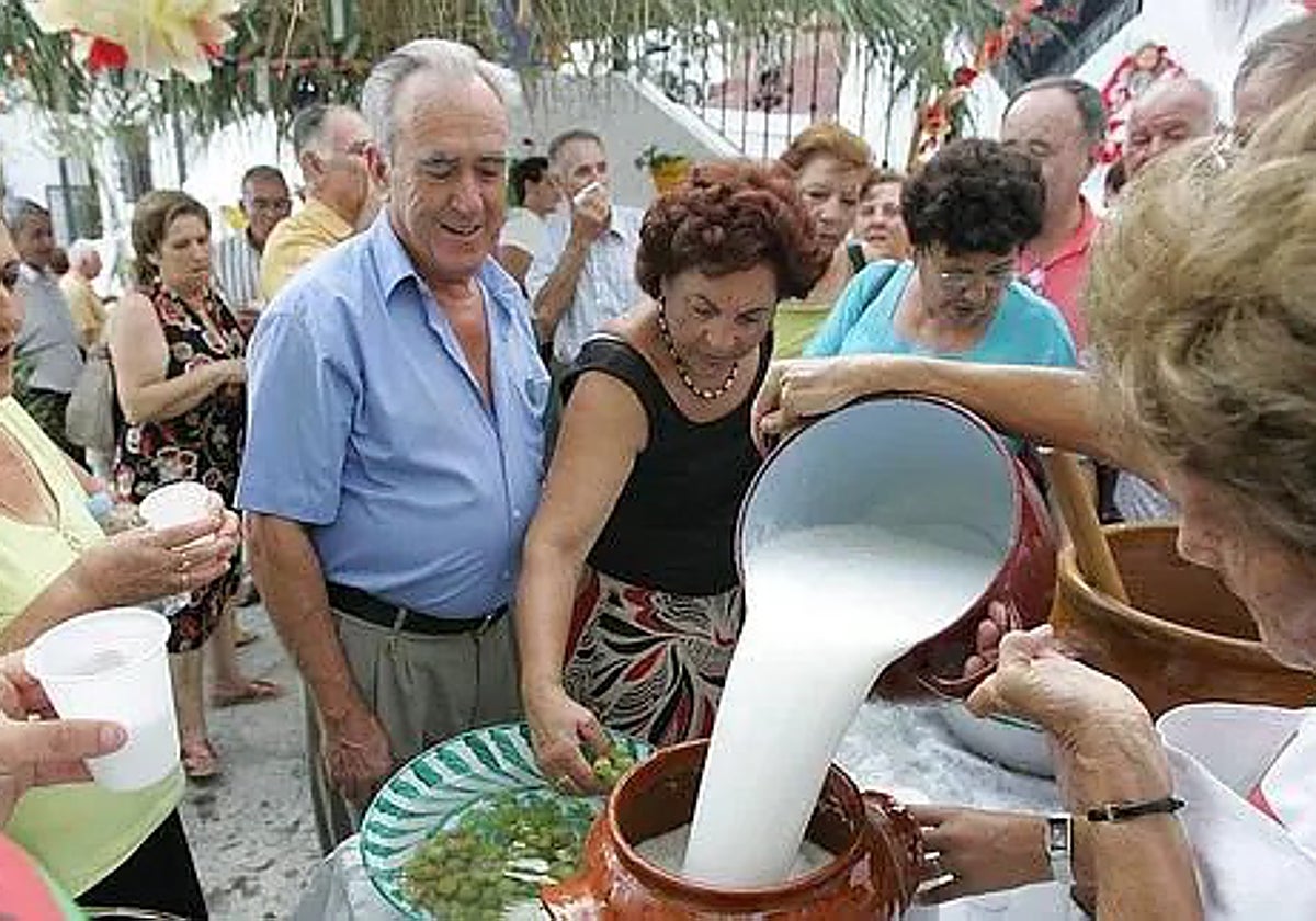 Vecinos y turistas degustan ajoblanco en Almáchar