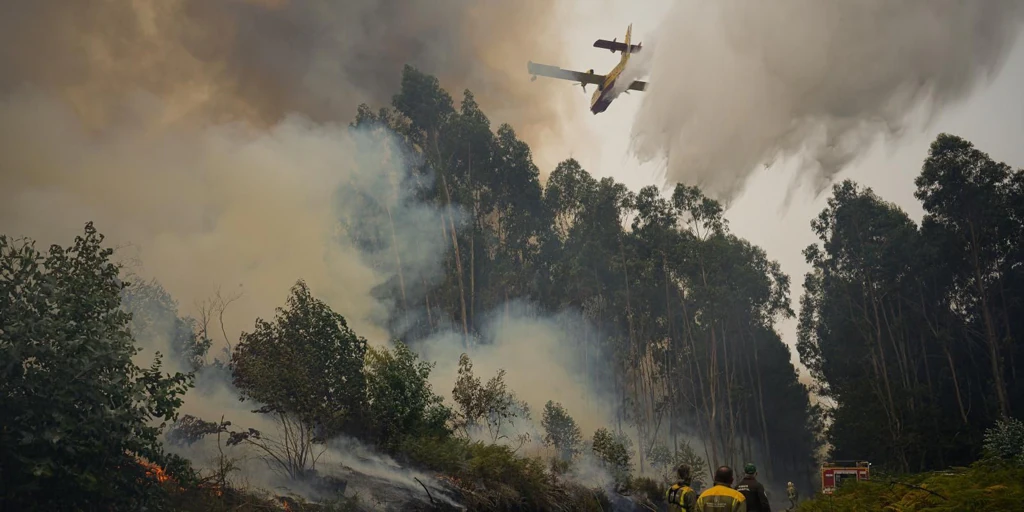 El incendio que afecta a Orense y Pontevedra supera las 200 hectáreas, el peor desde el comienzo del verano en Galicia