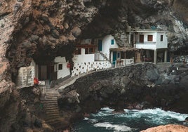 El pueblo de Canarias con una peligrosa carretera y que está escondido en una cueva volcánica