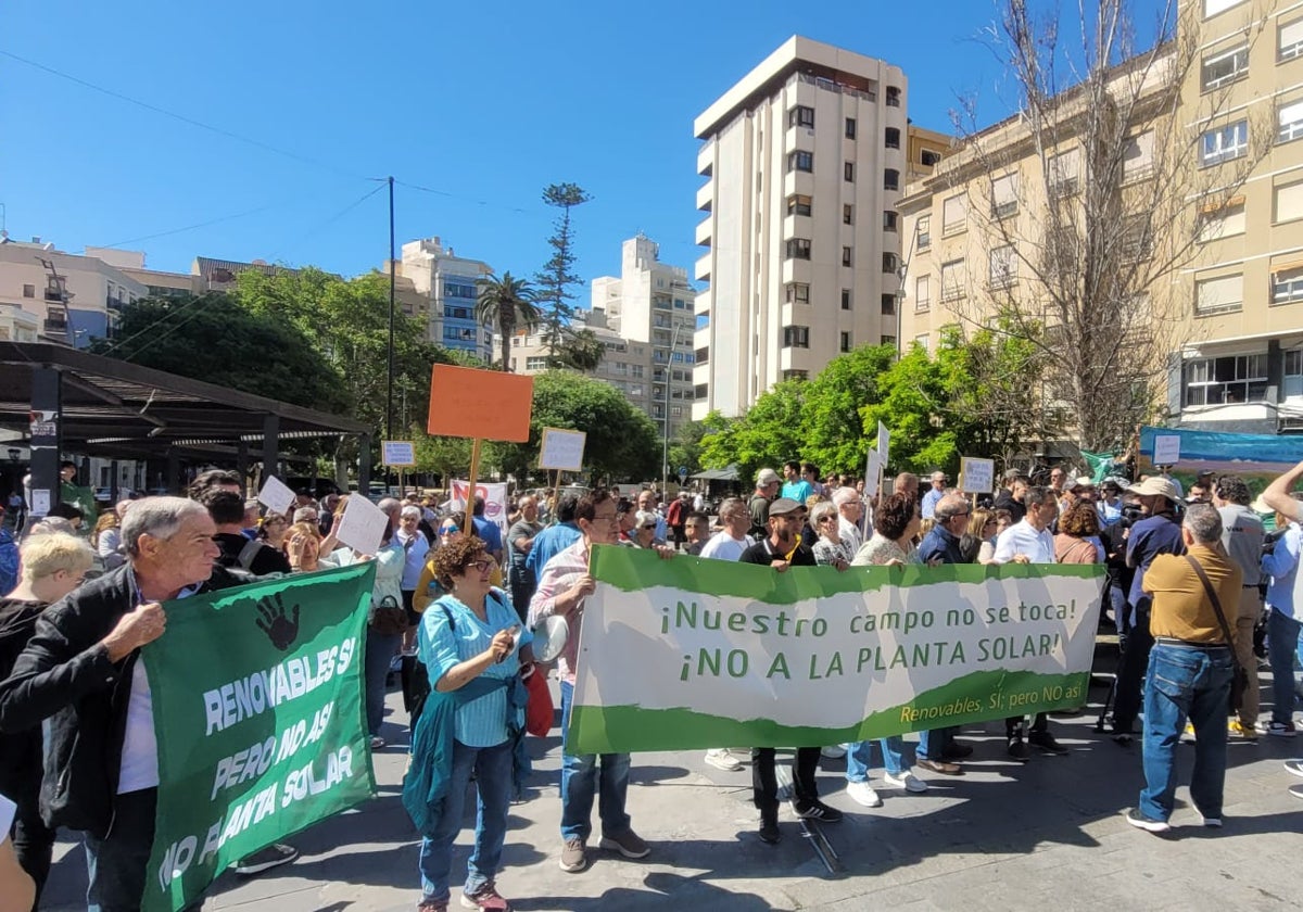 Afectados por la macroplanta solar en Miguel de Salinas, durante una manifestación de protesta en Alicante