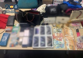 Roban una tarjeta de crédito y les pillan en un centro comercial comprando tres iPhone valorados en 4.500 euros