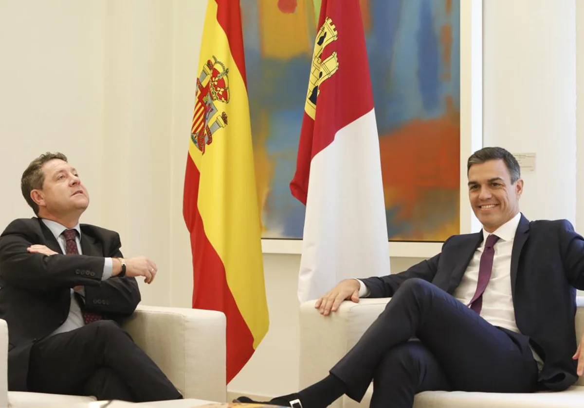 García-Page y Pedro Sánchez, durante una reunión en el Palacio de la Moncloa en 2018