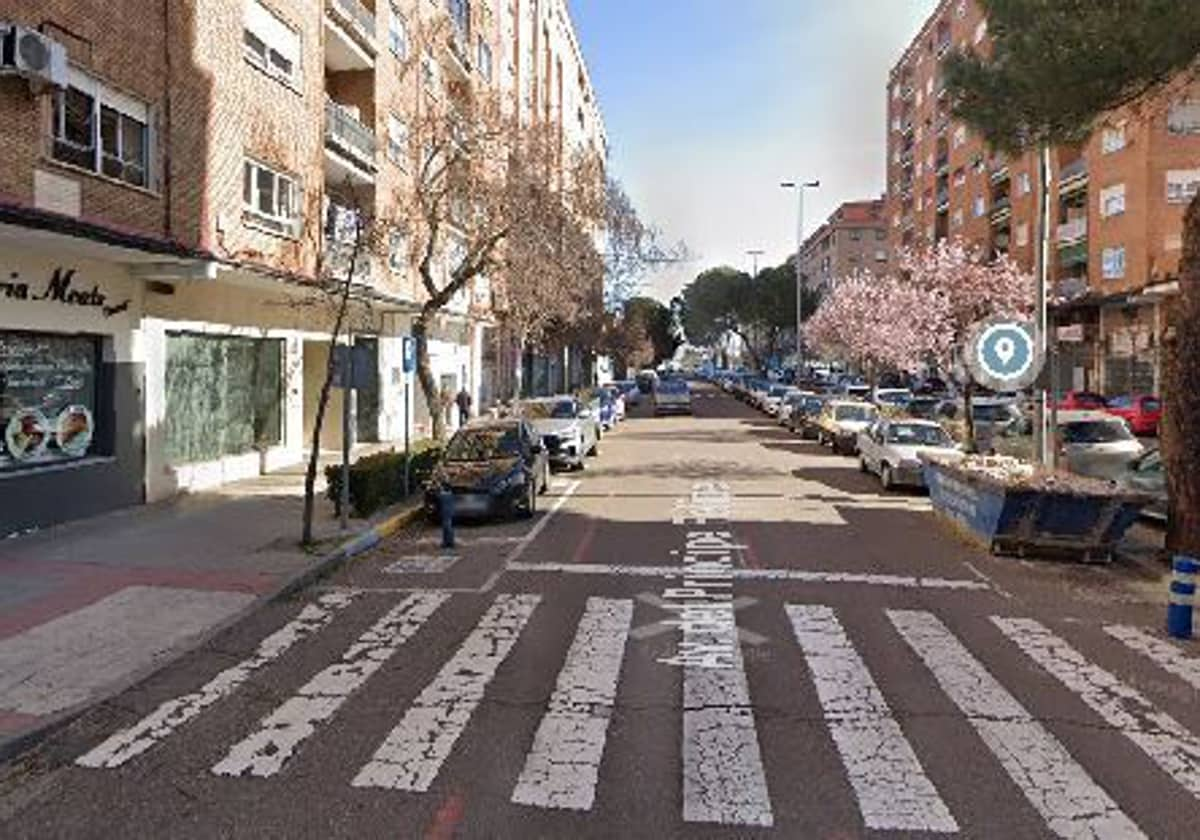 La calle está cortada para que puedan trabajar los bomberos