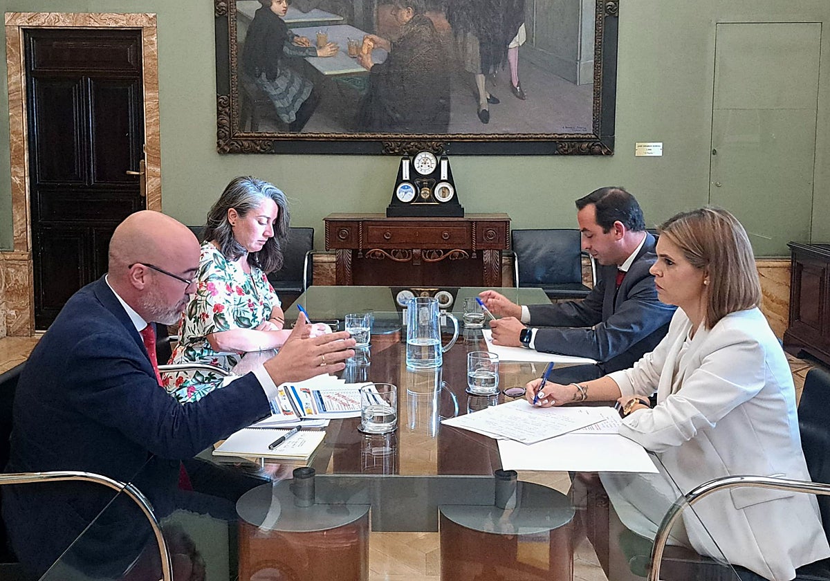 El delegado del Gobierno, Francisco Martín, y la presidenta de la Federación de Municipios Madrileños (FMM), en la reunión que han mantenido este viernes