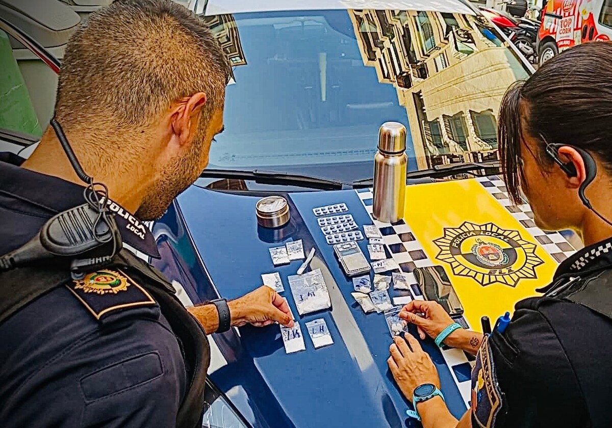 Imagen de policías locales de Elche con la droga intervenida a un conductor