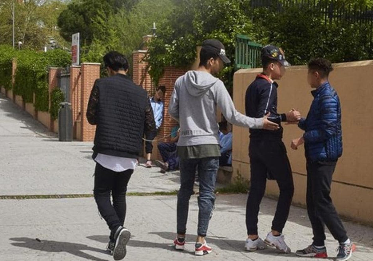 Un grupo de menas a las puertas de un centro en Madrid