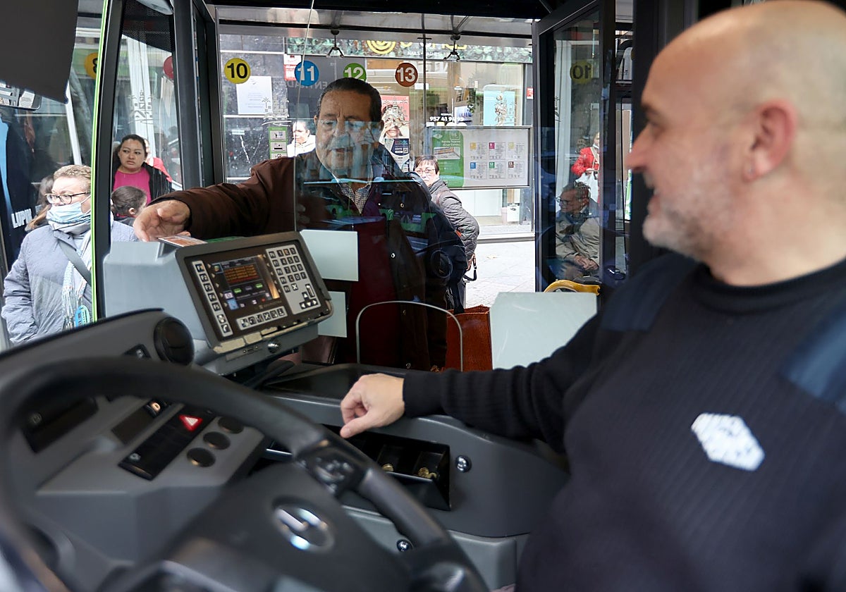 Un hombre accede a un autobús de Aucorsa