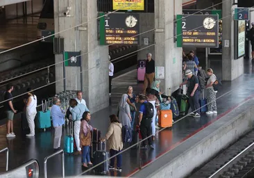 Un tren sale de Cádiz, se demora en Sevilla, se queda en Córdoba sin maquinista y el viaje acaba en autobús a Jaén