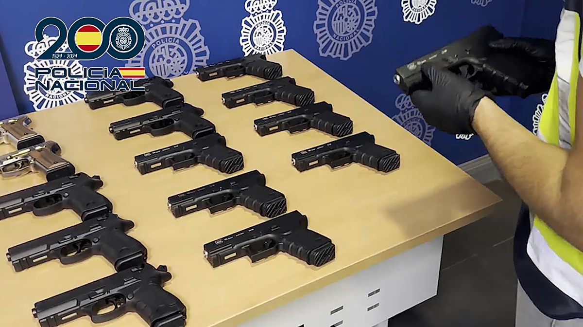 Imagen de las pistolas intervenidas a dos hombres en Alicante