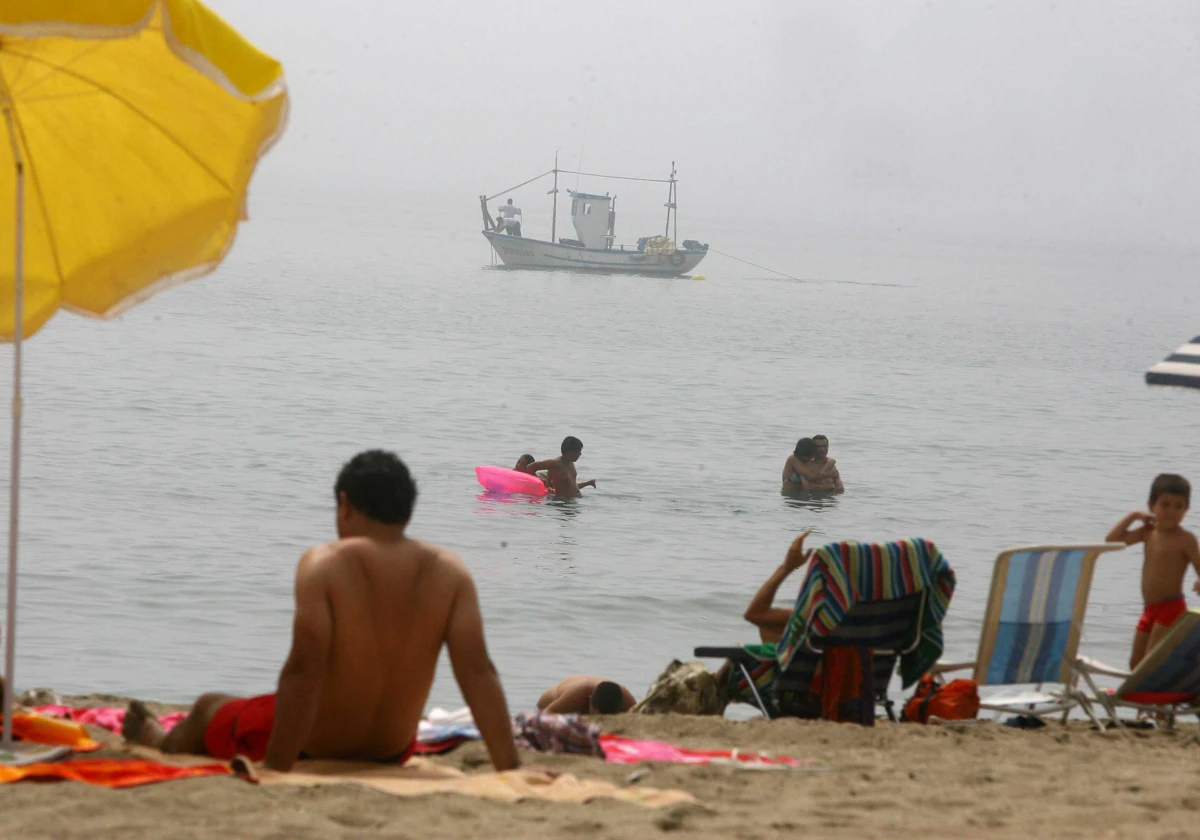 Un barco de pesca cerca de la orilla en Fuengirola