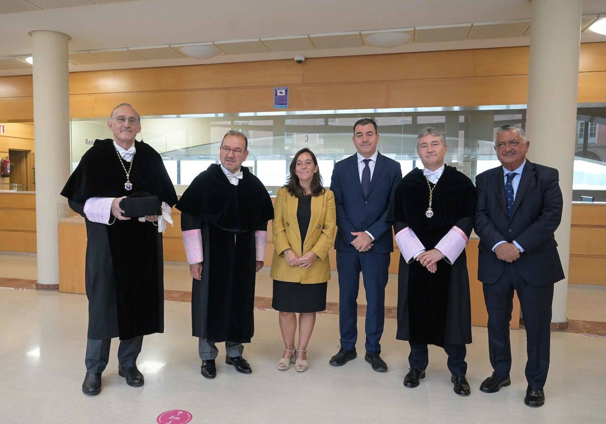 El conselleiro de Universidades, Román Rodríguez (3º der.) junto a la alcaldesa de La Coruña, Inés Rey; el rector de la UDC, Ricardo Cao (2º der.); el de la USC, Antonio López (2º izq.) y miembros del sistema educativo gallego