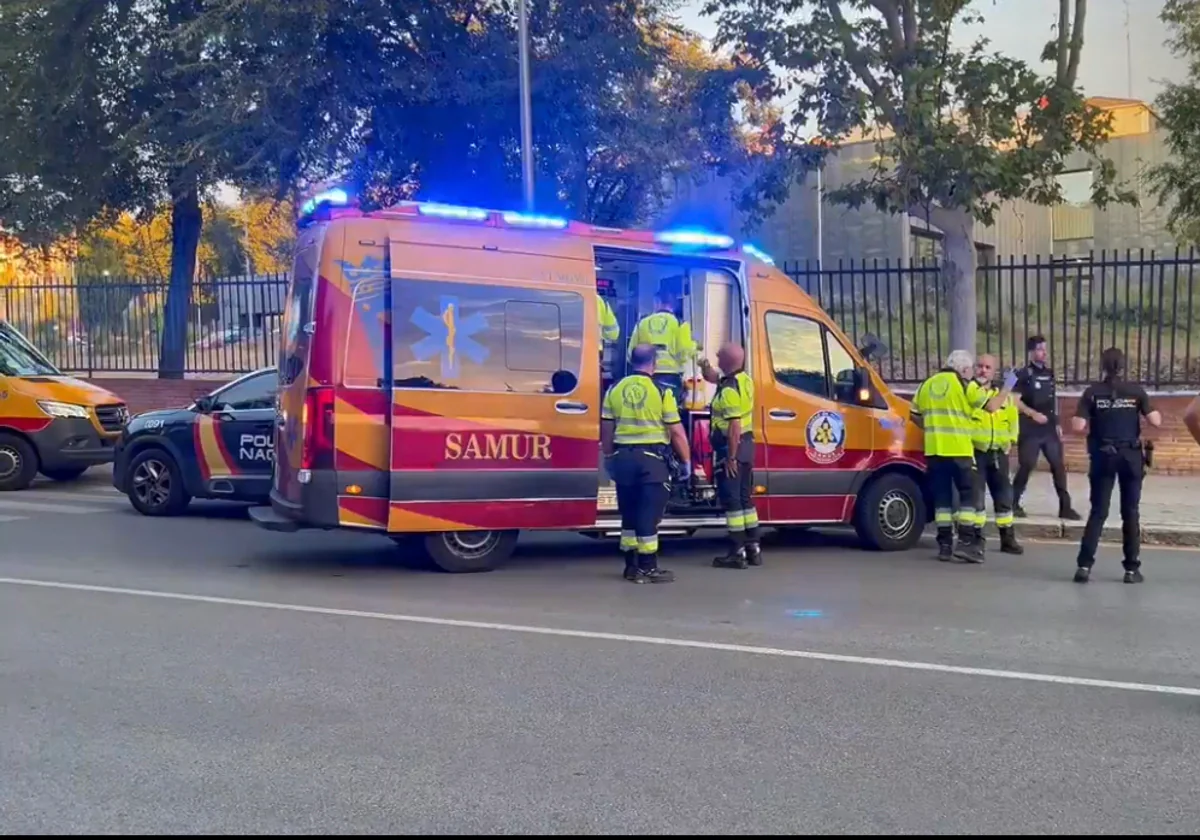 Agentes de SAMUR atendiendo a la mujer agredida en San Blas