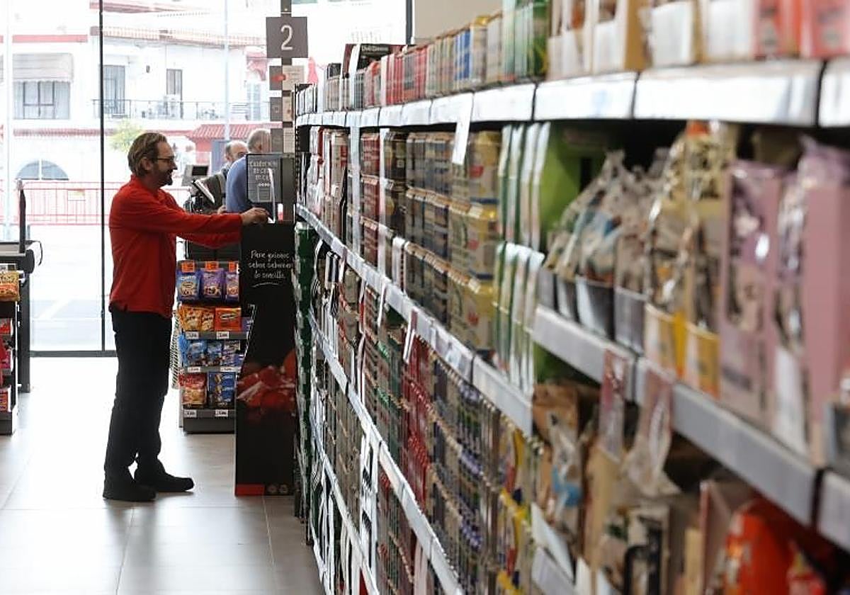Un trabajador de un supermercado de la capital colocando productos