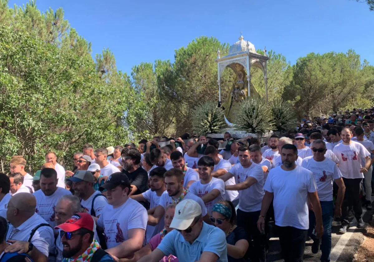 Romeros acompañando a la Virgen en la Bajá