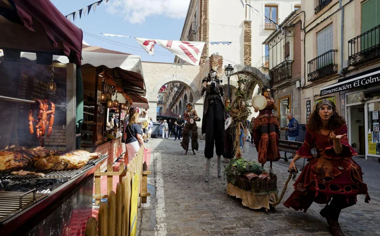 Imagen principal - Mercado medieval, desfile celebrado este sábado y espectáculos nocturnos