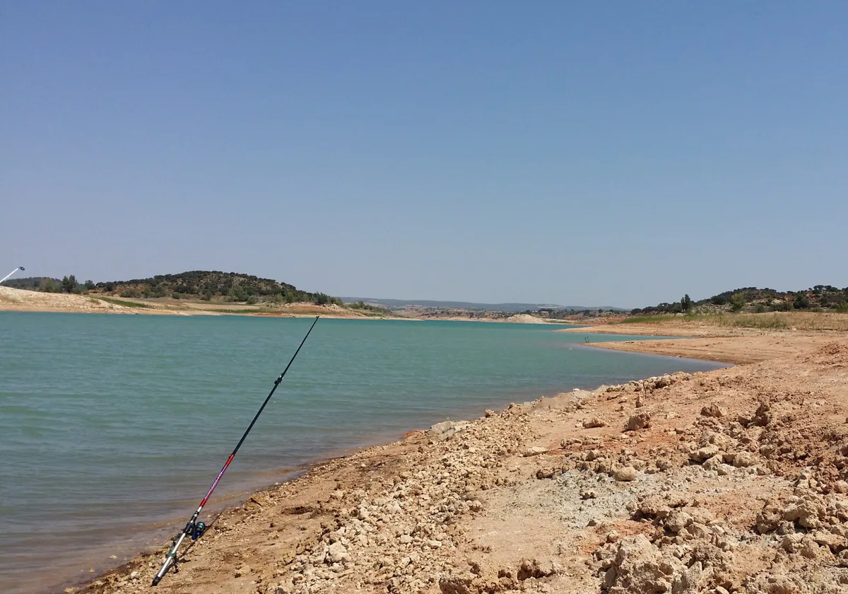 Rescatan a un joven con síntomas de ahogamiento tras caer al agua mientras pescaba en Honrubia