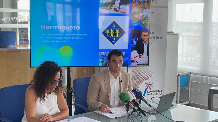 El alcalde de Torrevieja, y la concejal de Turismo, Rosario Martínez, durante la presentación de la campaña de 'El Hromiguero'