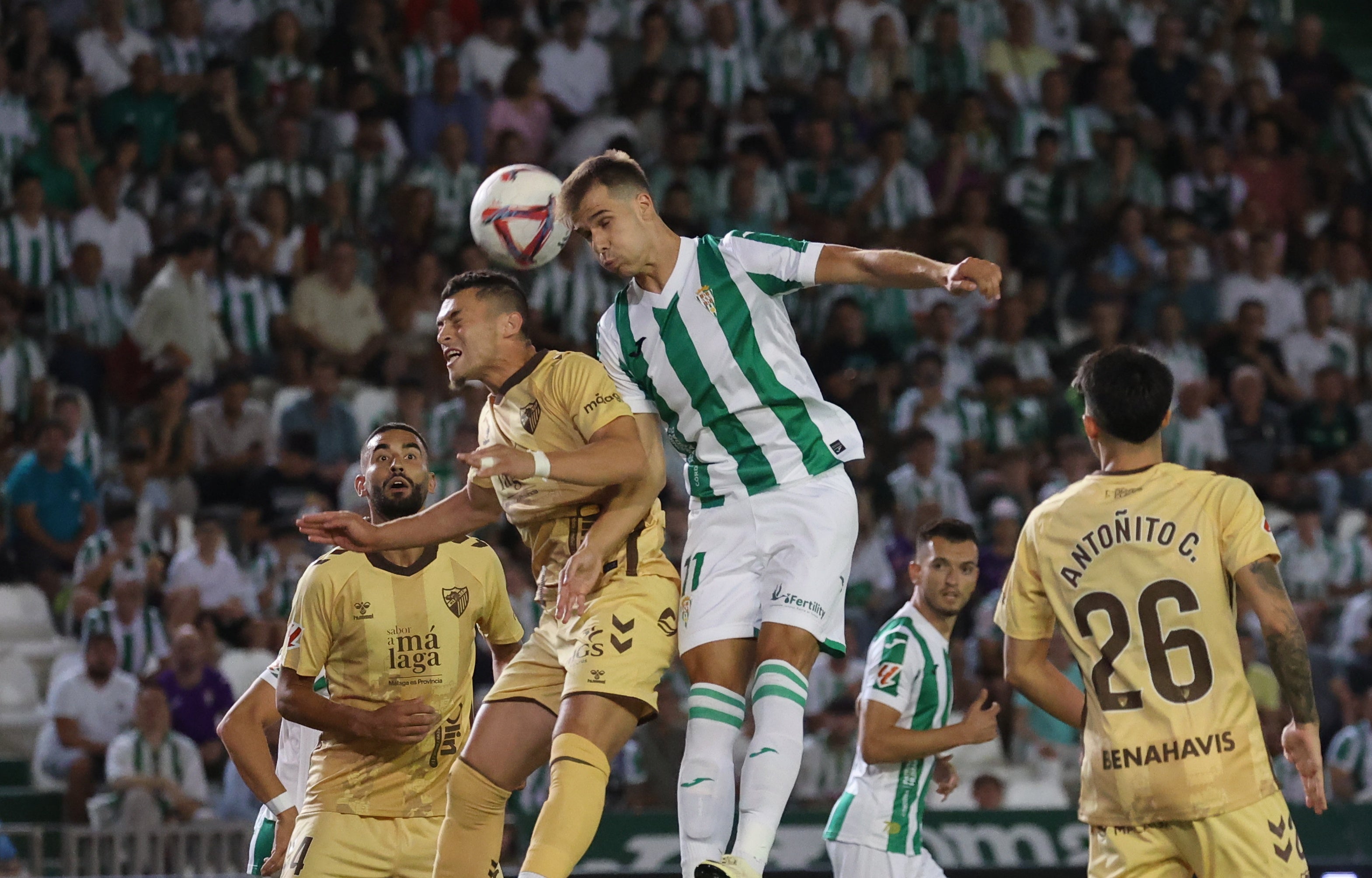 Las mejores imágenes del intenso derbi entre el Córdoba y el Málaga