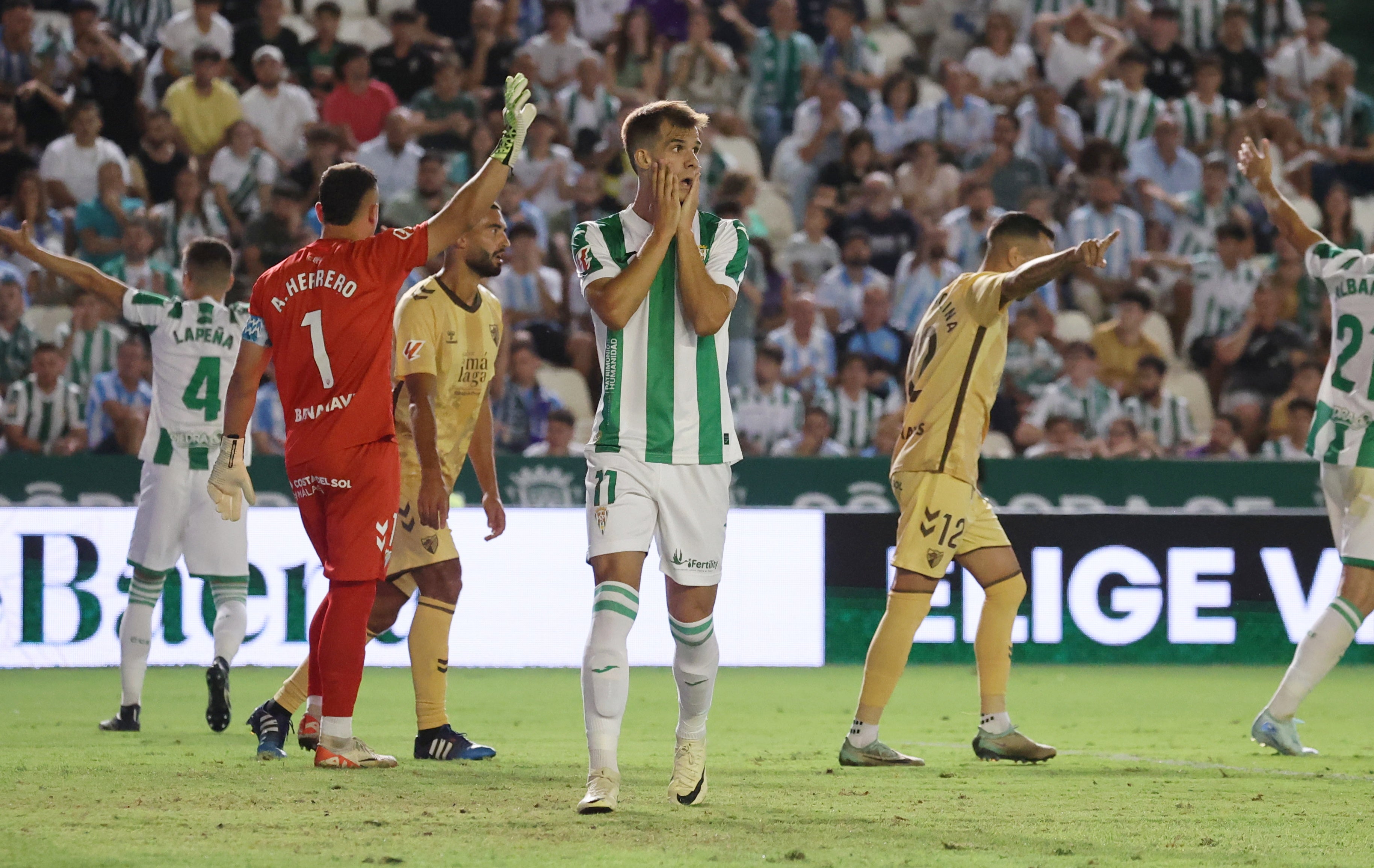 Las mejores imágenes del intenso derbi entre el Córdoba y el Málaga