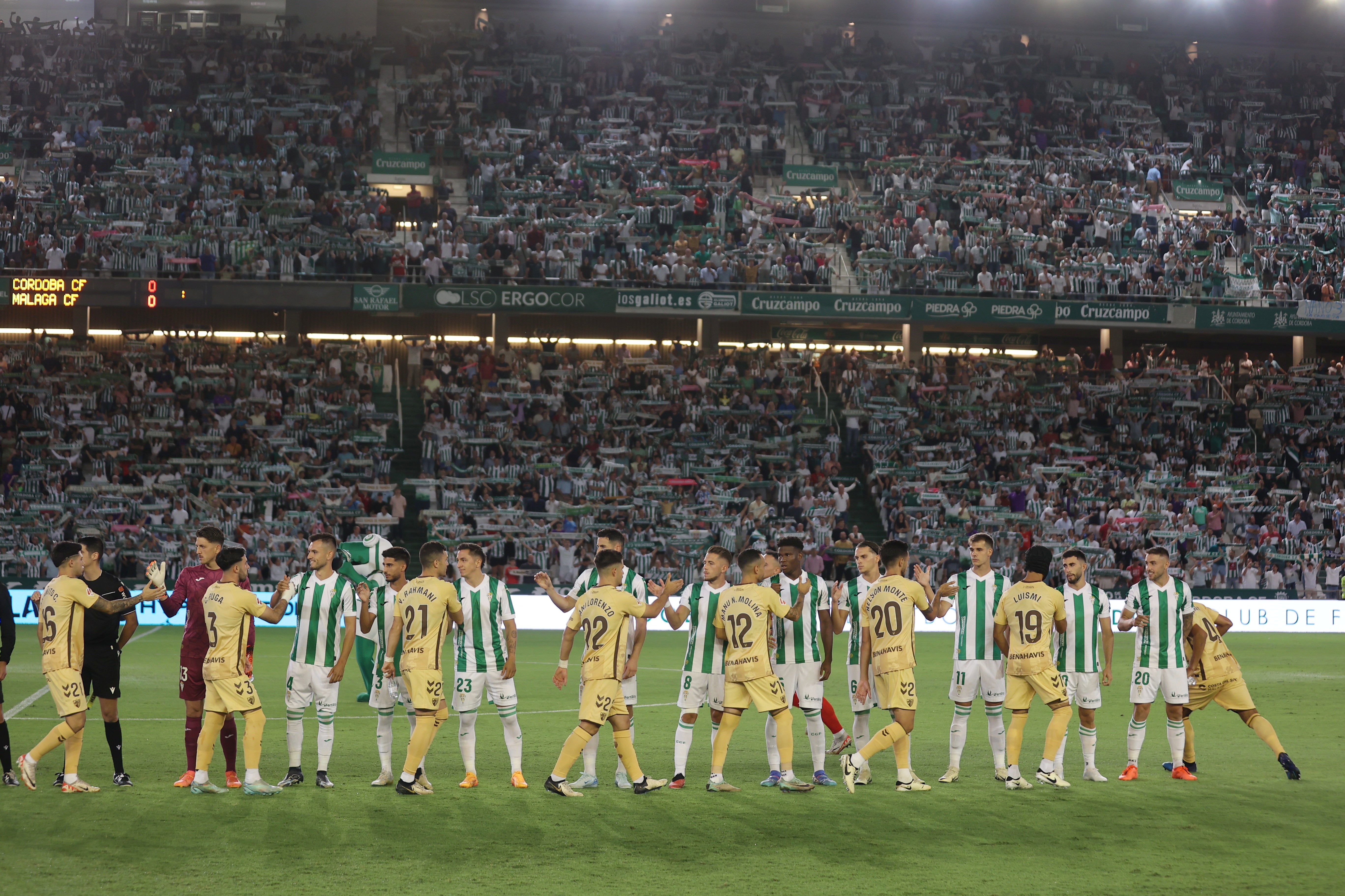 Las mejores imágenes del intenso derbi entre el Córdoba y el Málaga