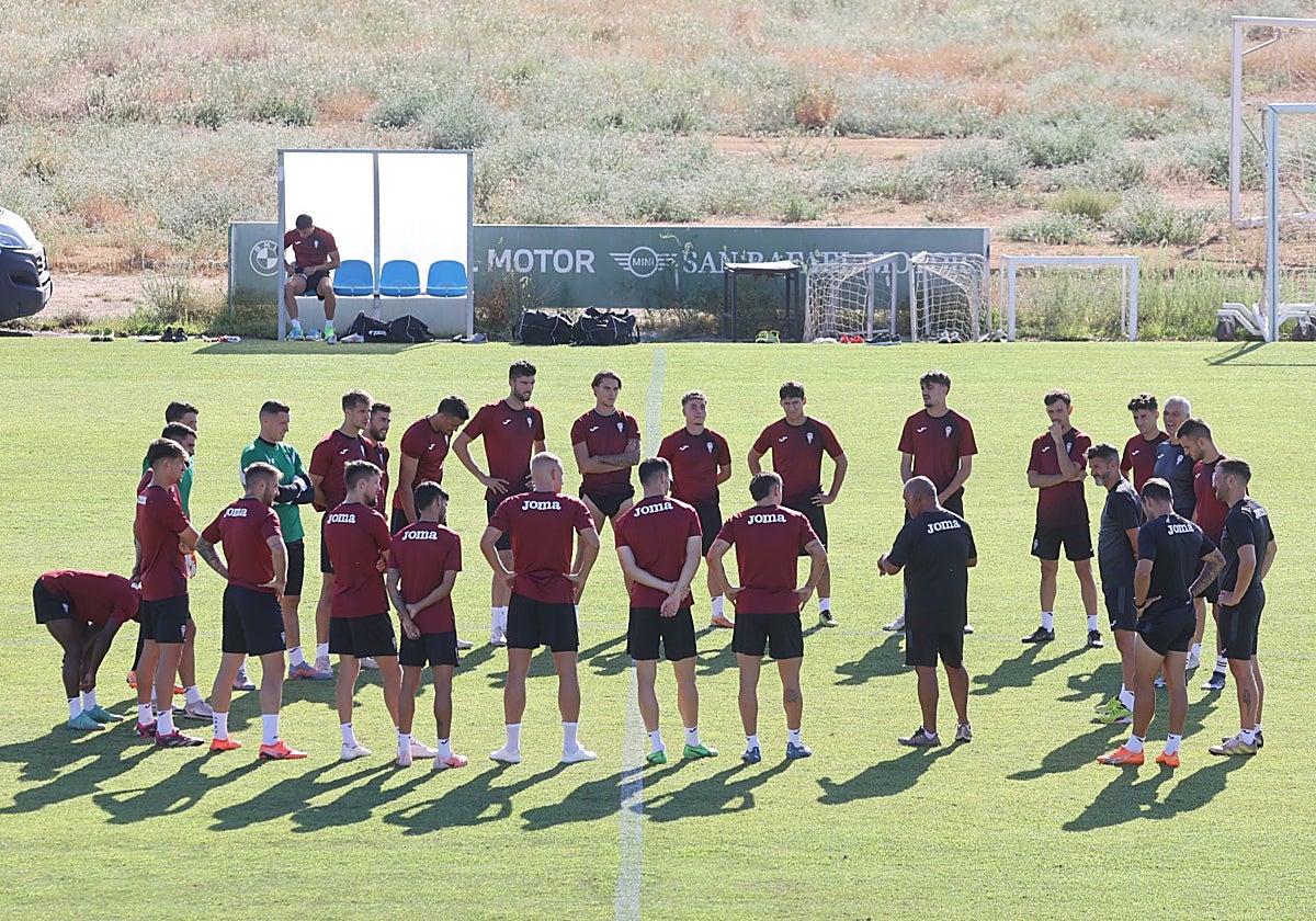 La plantilla blanquiverde se reúne durante un entrenamiento del equipo
