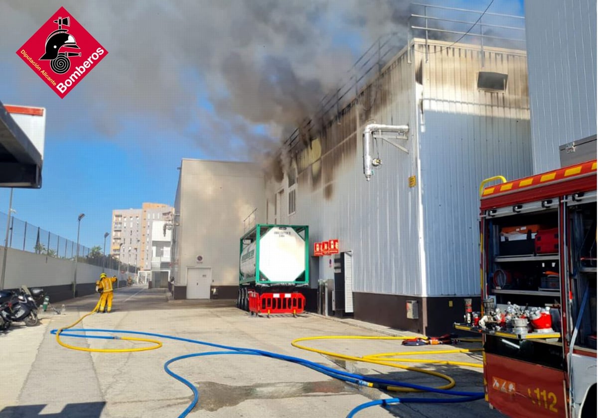 Trabajos de extinción de los Bomberos en Chocolates Valor