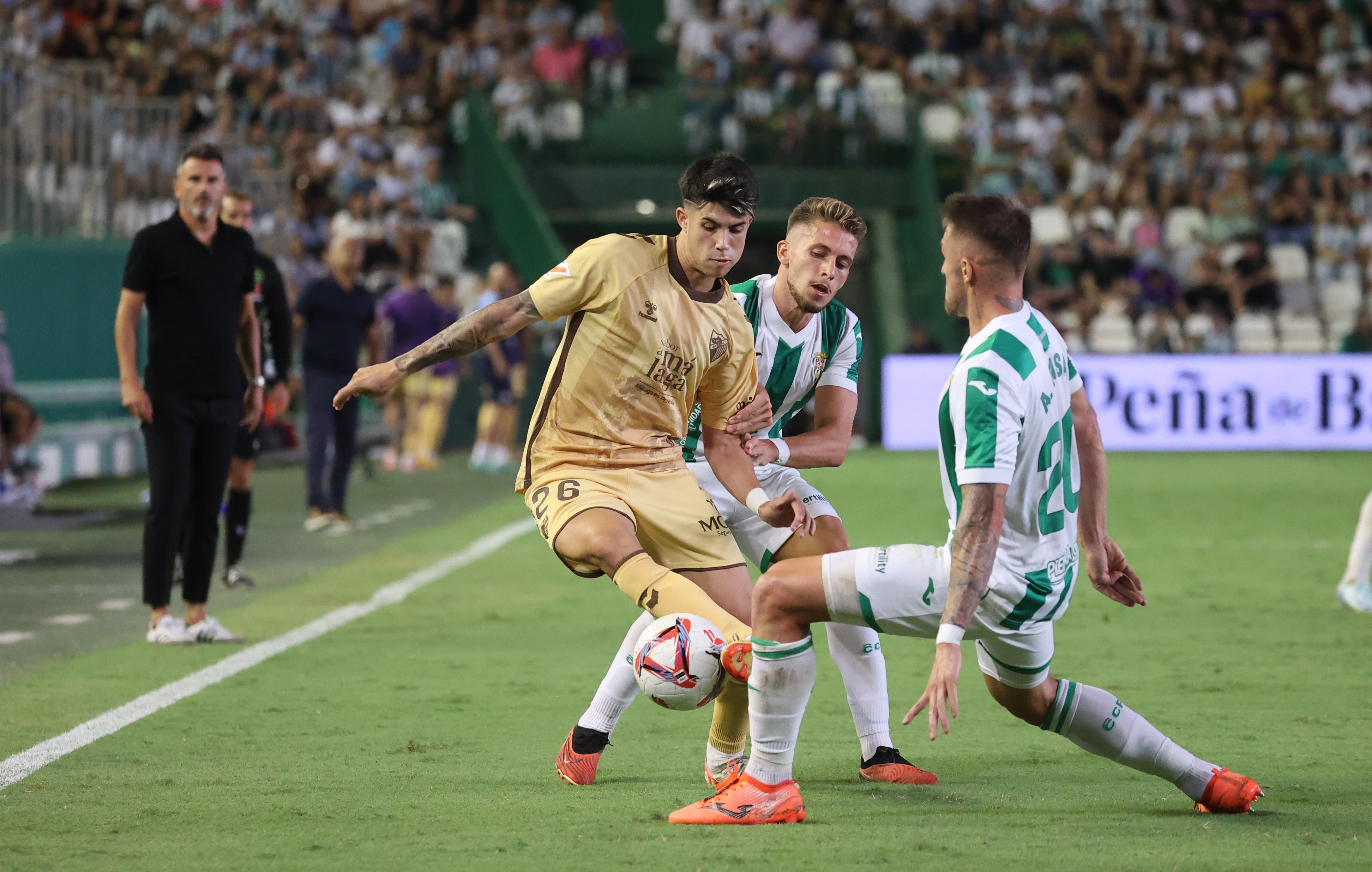 Las mejores imágenes del intenso derbi entre el Córdoba y el Málaga