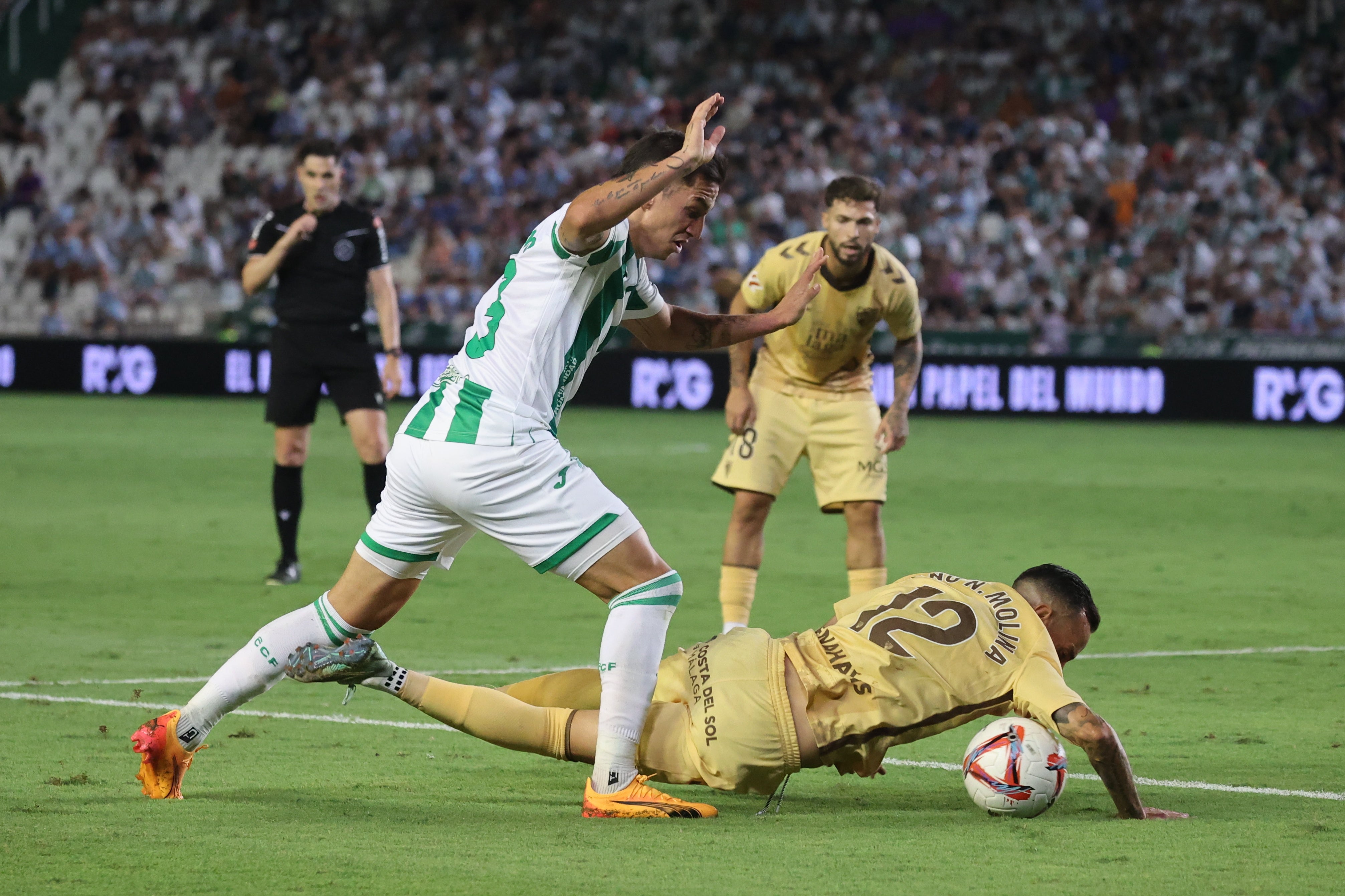 Las mejores imágenes del intenso derbi entre el Córdoba y el Málaga