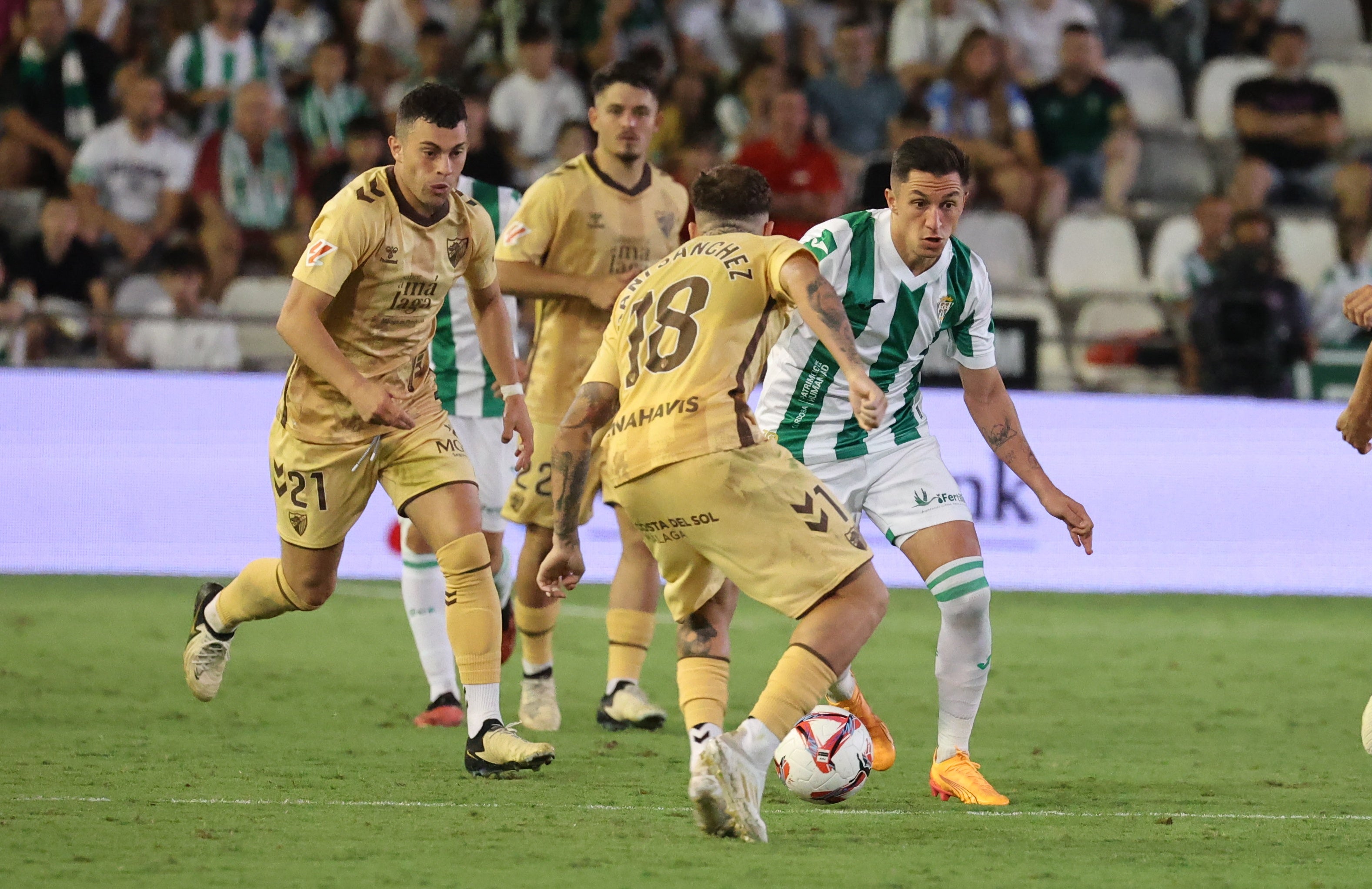 Las mejores imágenes del intenso derbi entre el Córdoba y el Málaga