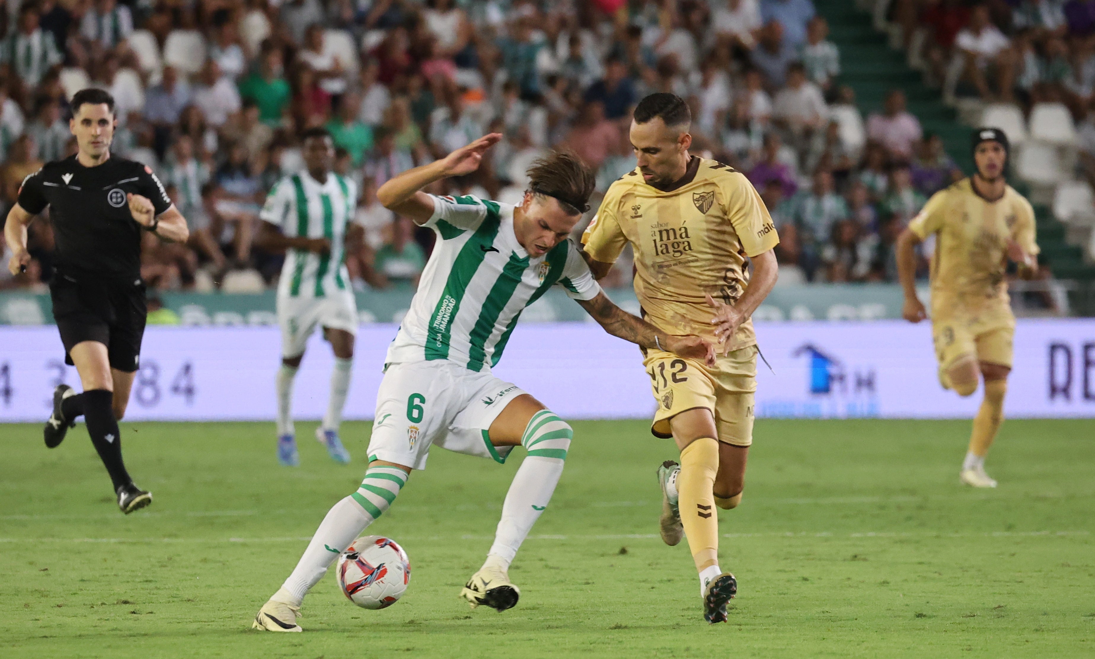 Las mejores imágenes del intenso derbi entre el Córdoba y el Málaga